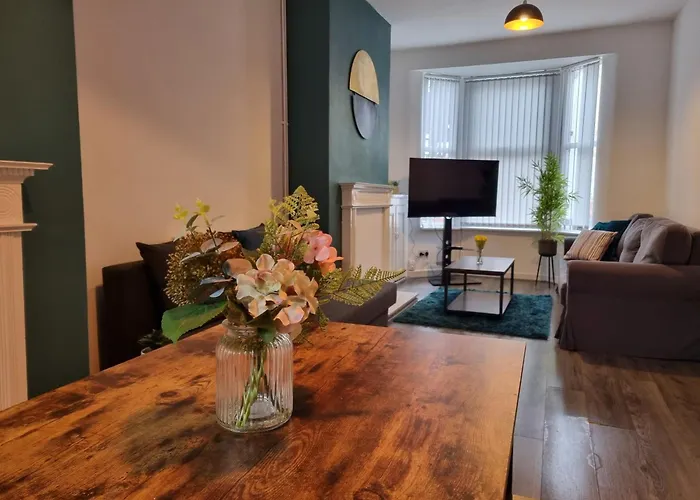 Charming Apartments - Spacious Townhouse Near City Centre And Docks, Free Parking