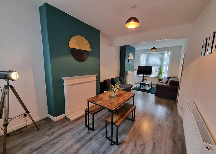Charming Apartments - Spacious Townhouse Near City Centre And Docks, Free Parking