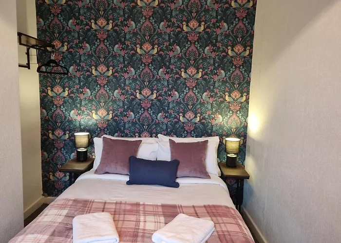 Charming Apartments - Spacious Townhouse Near City Centre And Docks, Free Parking