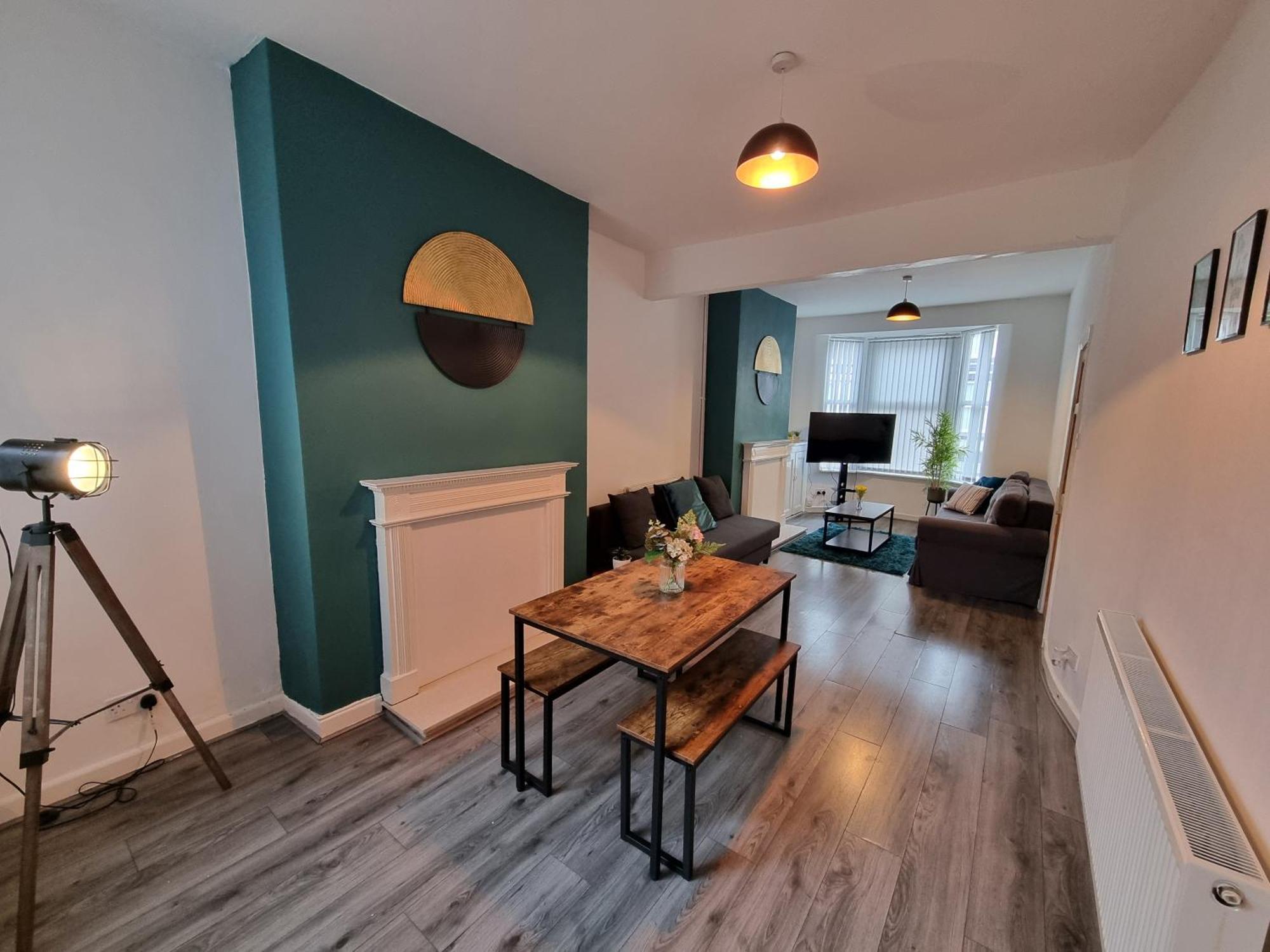 Charming - Spacious Townhouse Near Centre And Docks, Free Parking *